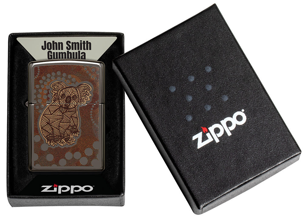 Zippo aansteker vooraanzicht Black Ice® met gekleurde illustratie van een koala in de stijl van Aboriginal kunst in open John Smith Gumbula doos.