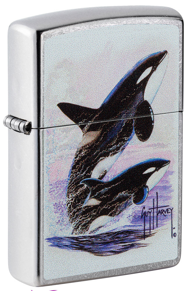 Zippo aansteker vooraanzicht ¾ hoek verchroomd met gekleurde illustratie van twee orka's getekend door Guy Harvey