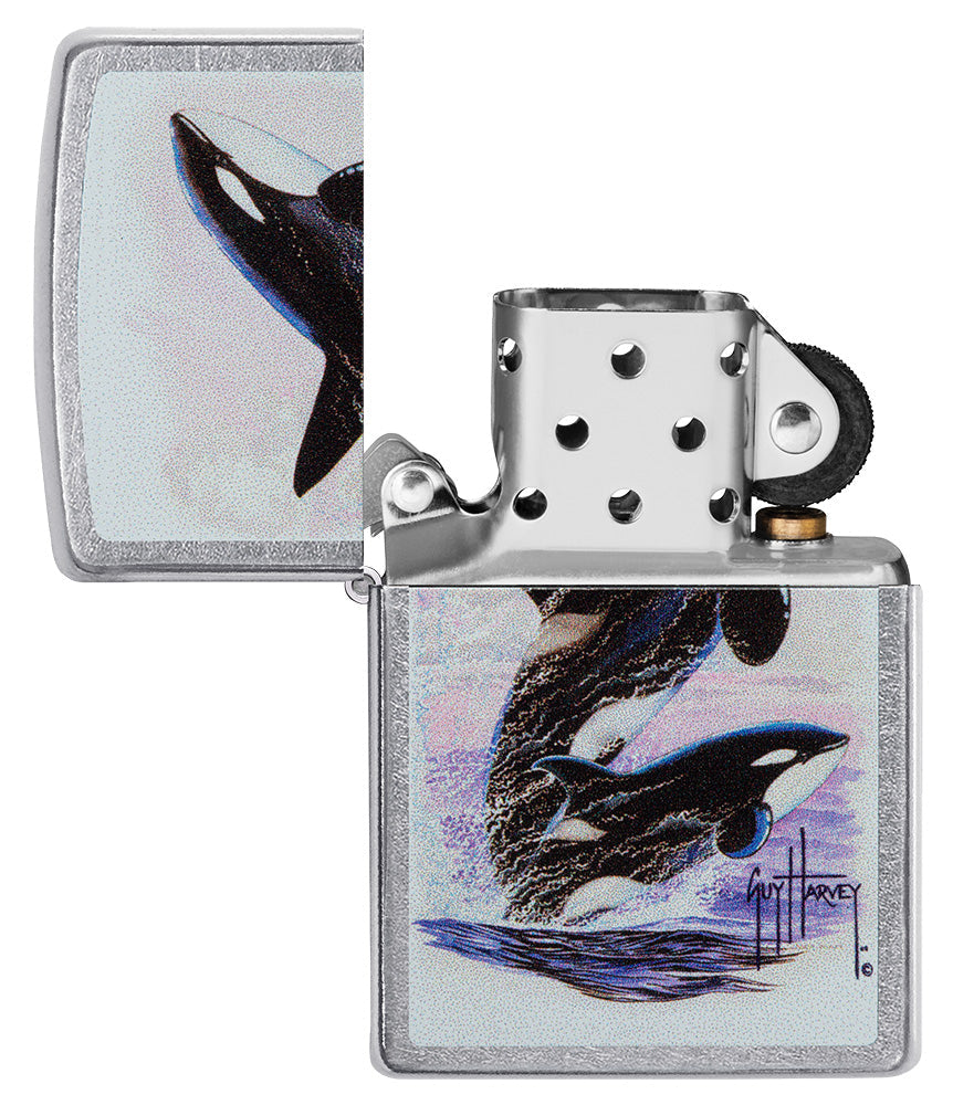Zippo aansteker vooraanzicht chroom open met gekleurde illustratie van twee orka's getekend door Guy Harvey