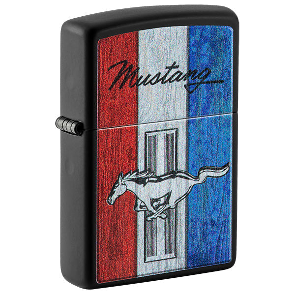 Zippo aansteker vooraanzicht ¾ hoek zwart mat met gekleurde afbeelding van het Ford Mustang logo