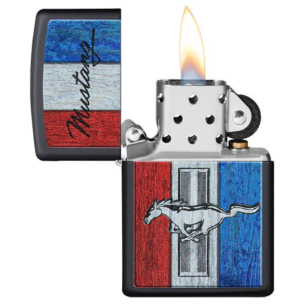 Zippo aansteker vooraanzicht zwart mat geopend en aangestoken met gekleurde afbeelding van het Ford Mustang logo