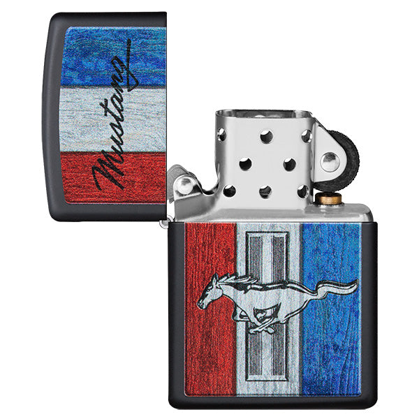 Zippo aansteker vooraanzicht zwart mat open met gekleurde afbeelding van het Ford Mustang logo