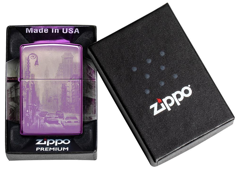 Zippo Aansteker Paars 360 graden New York City met wolkenkrabbers en Amerikaanse Yellow Cabs in premium geopende geschenkverpakking