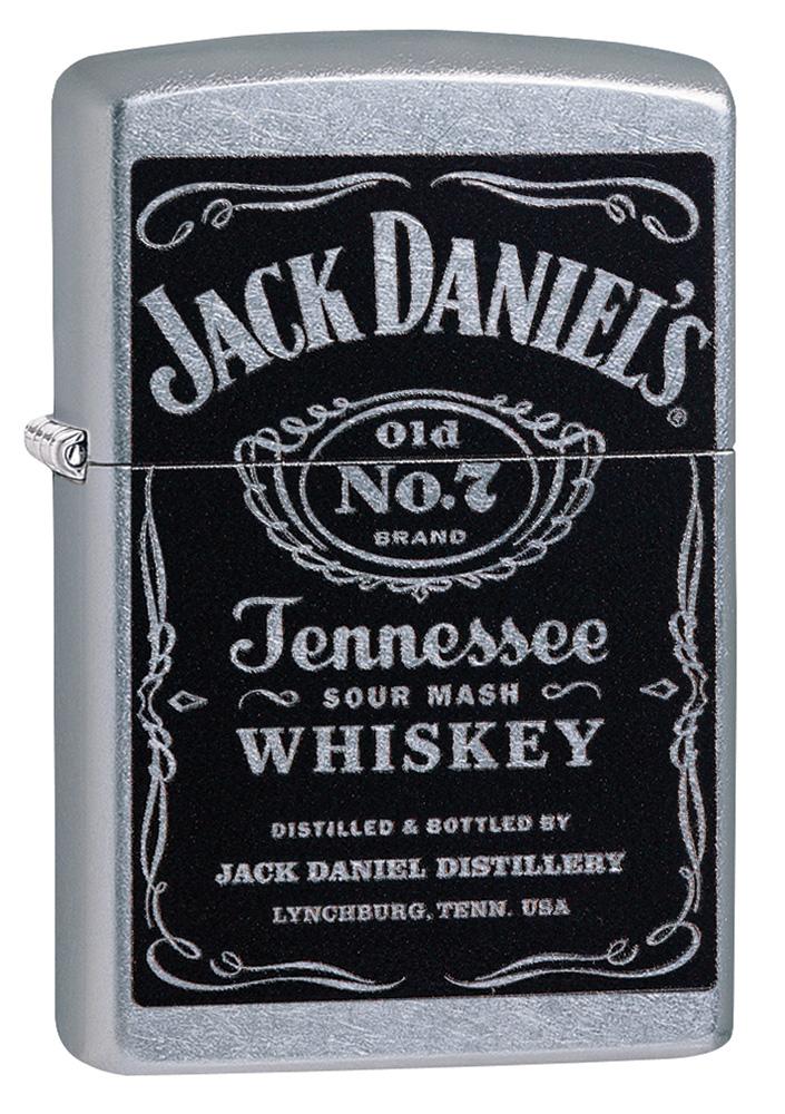 Vooraanzicht 3/4 hoek Zippo-aansteker chroom met zwart Jack Daniel's-logo
