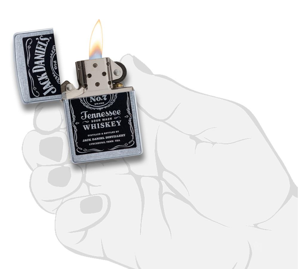 Zippo-aansteker chroom met zwart Jack Daniel's-logo open met vlam in handpalm