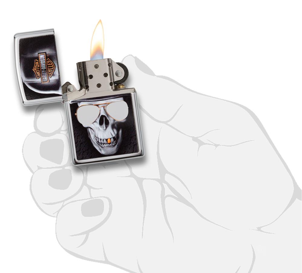 Zippo-aansteker chroom Harley Davidson grote schedel met helm open met vlam in handpalm