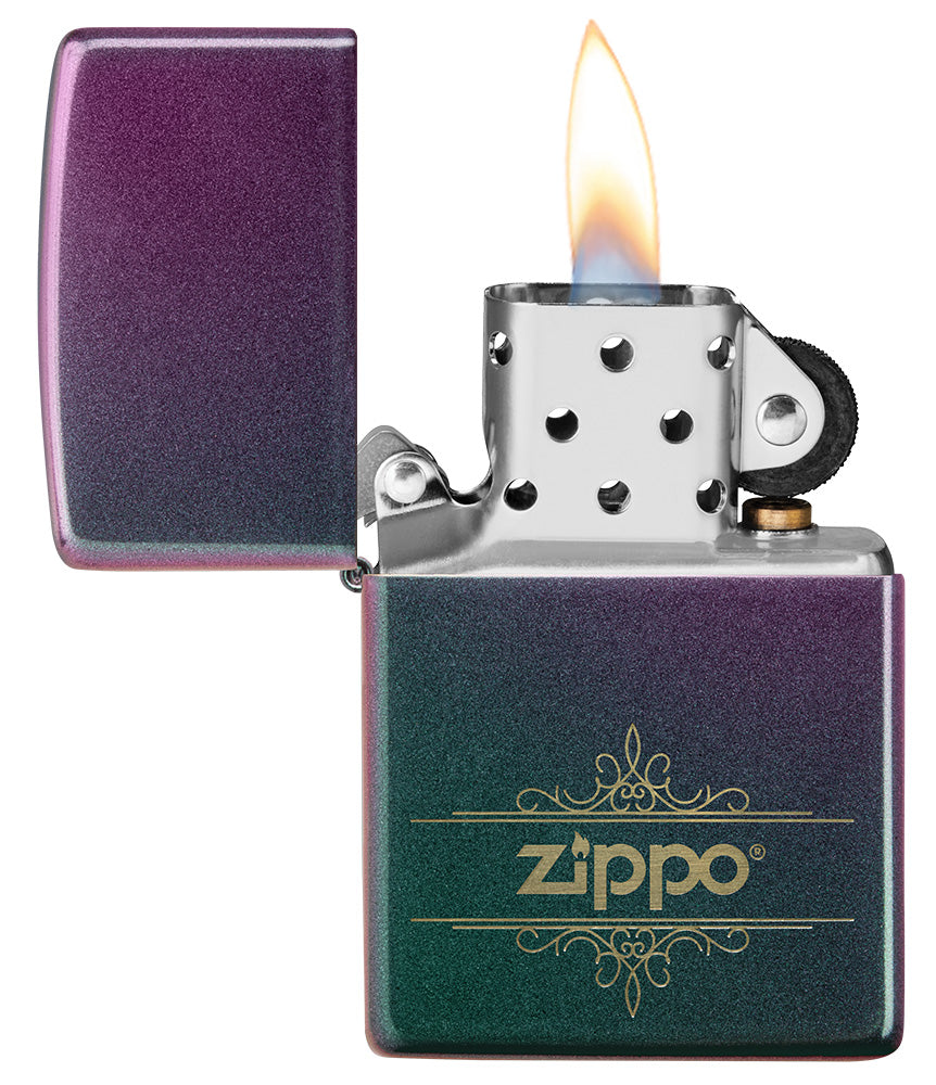 Zippo Feuerzeug Frontansicht Iridescent Matte geöffnet und angezündet in grün blau lila mit verschnörkeltem Zippo Logo