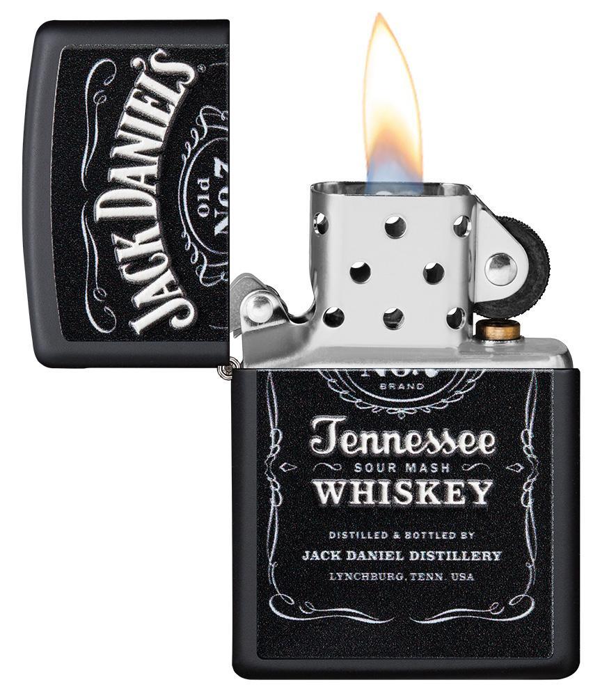 Vooraanzicht Zippo-aansteker zwart mat met Jack Daniel's-logo open met vlam