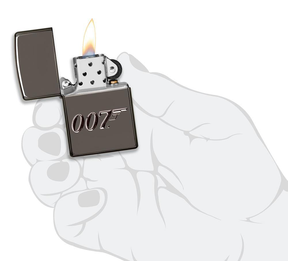 Vooraanzicht Zippo-aansteker grijs glanzend 007 open met vlam in handpalm