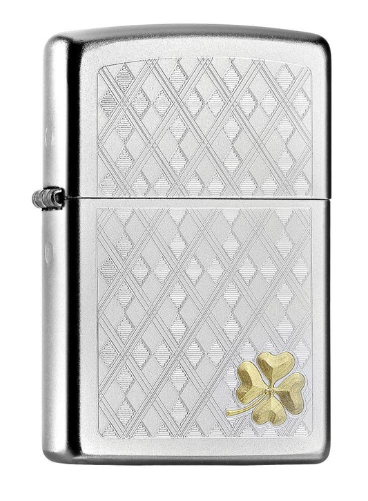 Vooraanzicht Zippo aansteker chroom gegraveerd ruitpatroon met klein klaverblad rechtsonder