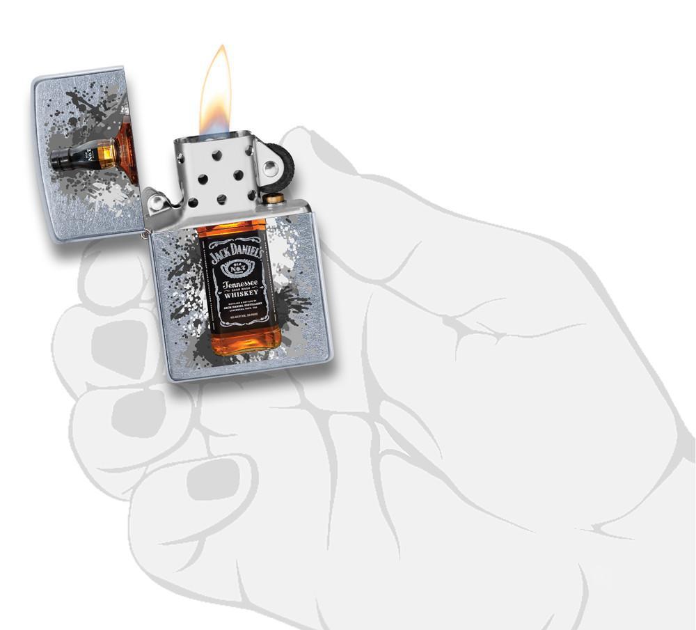 Zippo-aansteker chroom Jack Daniel's-fles in het midden open met vlam in handpalm