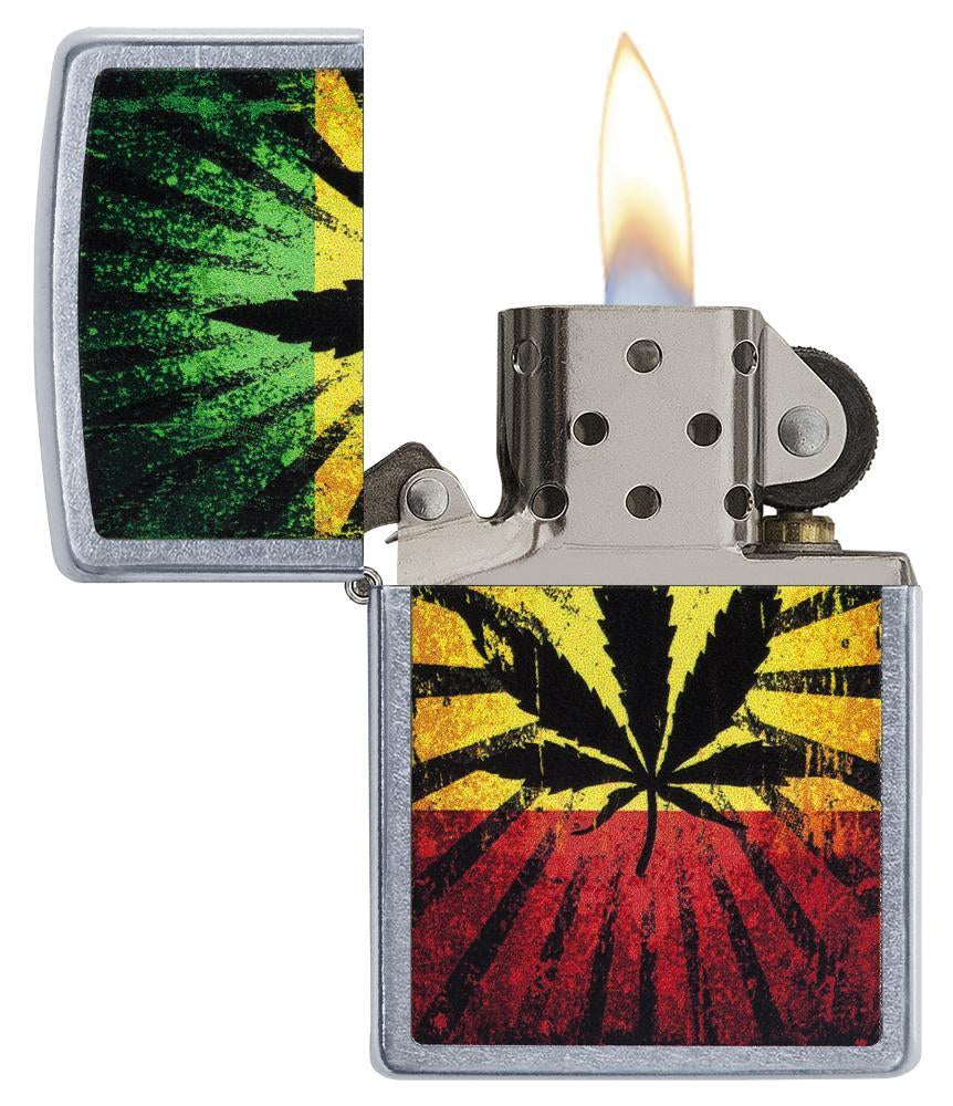 Zippo aansteker chroom met hennepblad kleuren van Jamaica op de achtergrond geopend met vlam