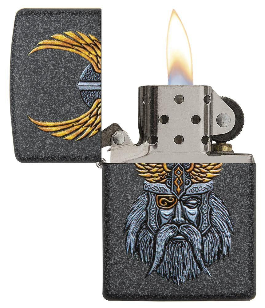 Zippo aansteker grijs met het hoofd van godenvader Odin geopend met vlam