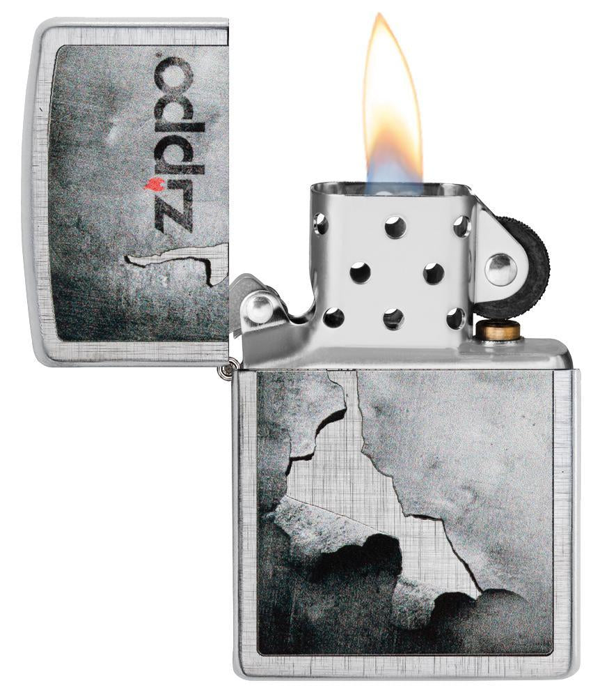 Zippo aansteker chroom Zippo-logo op afbladderend metaal geopend
