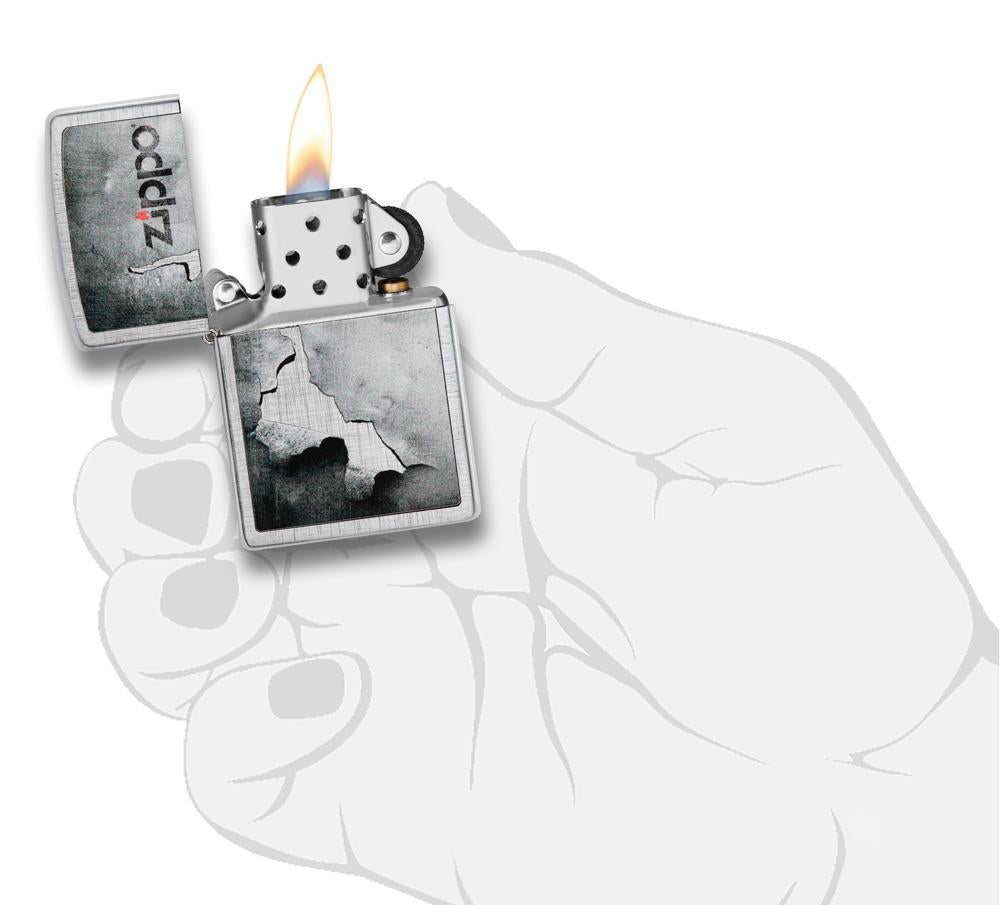 Zippo aansteker chroom Zippo-logo op afbladderend metaal geopend met vlam in gestileerde hand