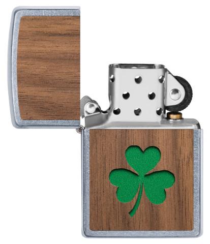Zippo Woodchuck met groen klaverblad open