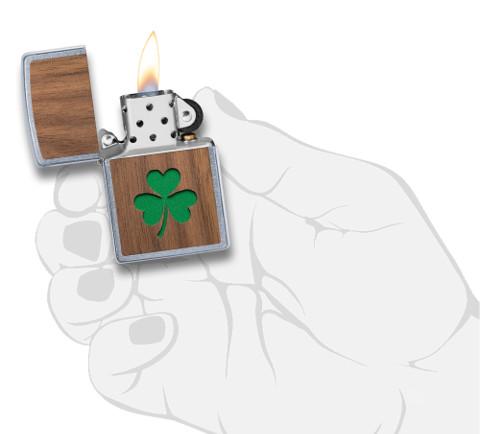 Zippo Woodchuck met groen klaverblad open met vlam in handpalm
