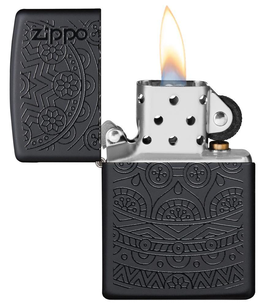 Zippo-aansteker zwart met mandalapatroon open met vlam
