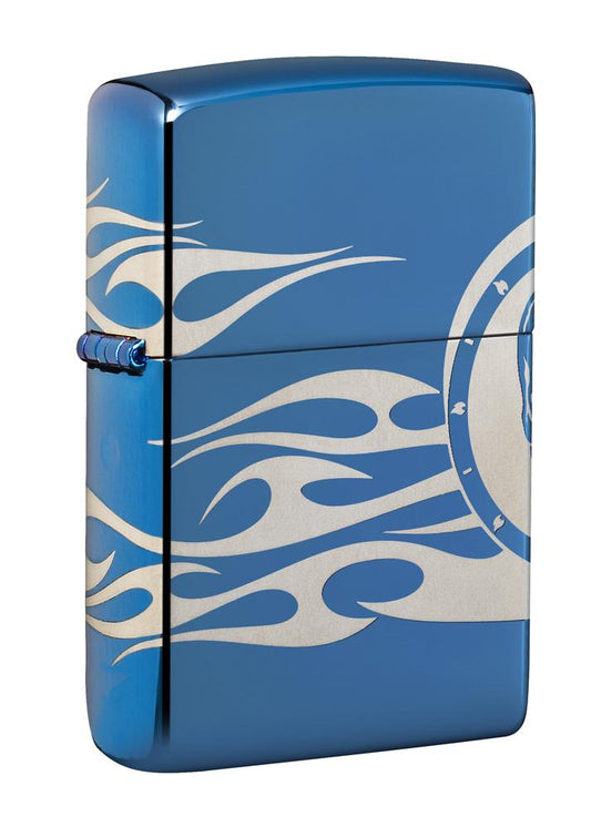 Vooraanzicht 3/4 hoek Zippo-aansteker blauw hoogglans doodshoofd met vlammen gegraveerd