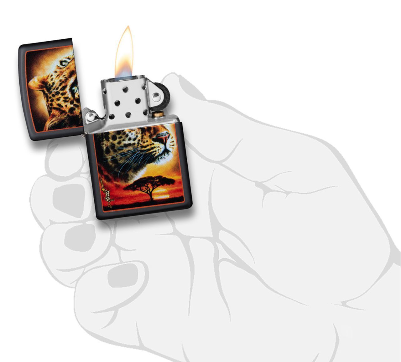 Zippo-aansteker zwart met steppe en luipaardkop op de voorgrond open met vlam in handpalm