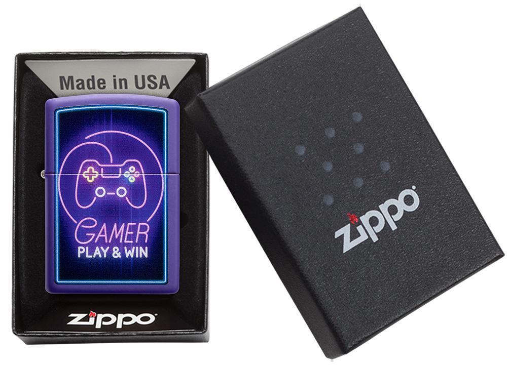 Zippo-aansteker paars met controller en het opschrift Play & Win in open doos
