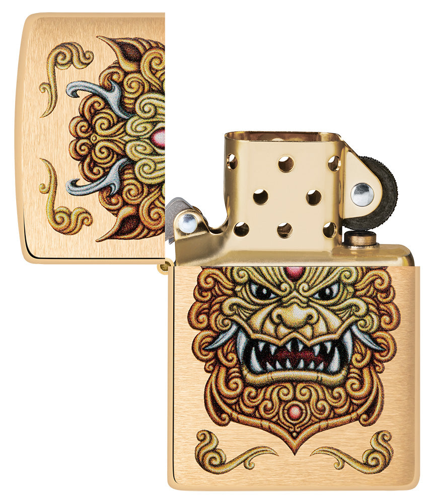 Vooraanzicht van de open Zippo windproof aansteker Foo Dog Design, zonder vlam, met daarop een keizerlijke gouden leeuw in de stijl van de Chinese kunst.