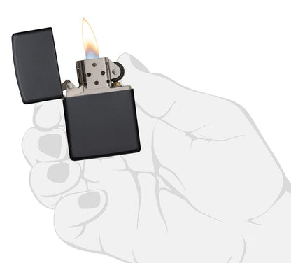 Vooraanzicht Zippo aansteker Media Chrome Black Matte geopend met vlam in gestileerde hand