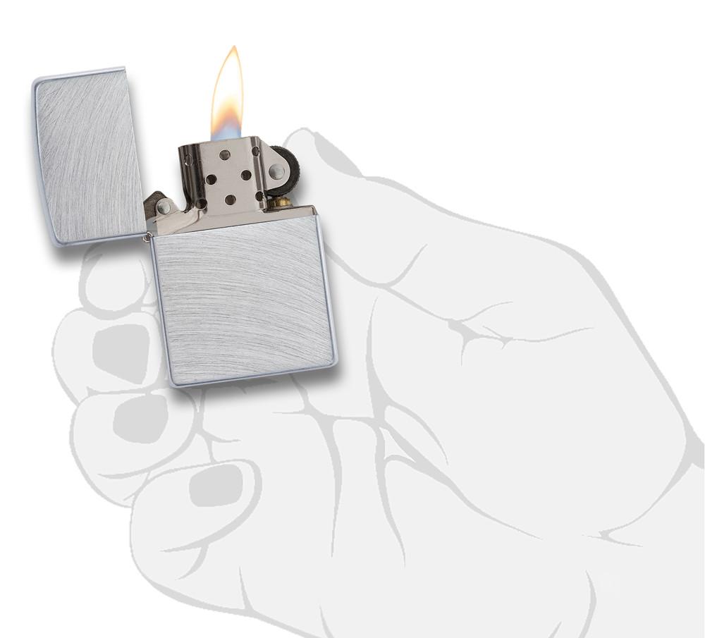 Zippo Aansteker Basismodel Geborsteld Chroom Geopend met Vlam in Gestileerde Hand