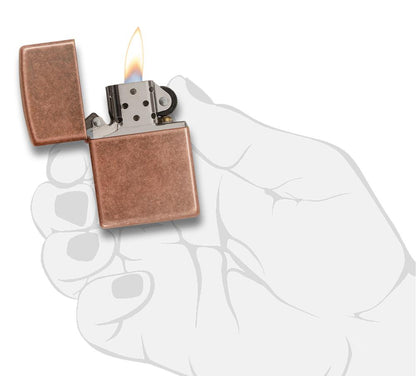 Vooraanzicht Zippo Aansteker Antiek Koper en Messing Open met Vlam in Gestileerde Hand