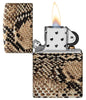 Zippo-aansteker in kleuren van een van alle kanten bedrukte cobrahuid, geopend met vlam