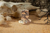 Zippo aansteker in kleuren van een cobrahuid aan alle kanten bedrukt in een woestijn met zand
