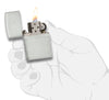 Zippo aansteker 925 sterling zilver geborsteld open met vlam in gestileerde hand