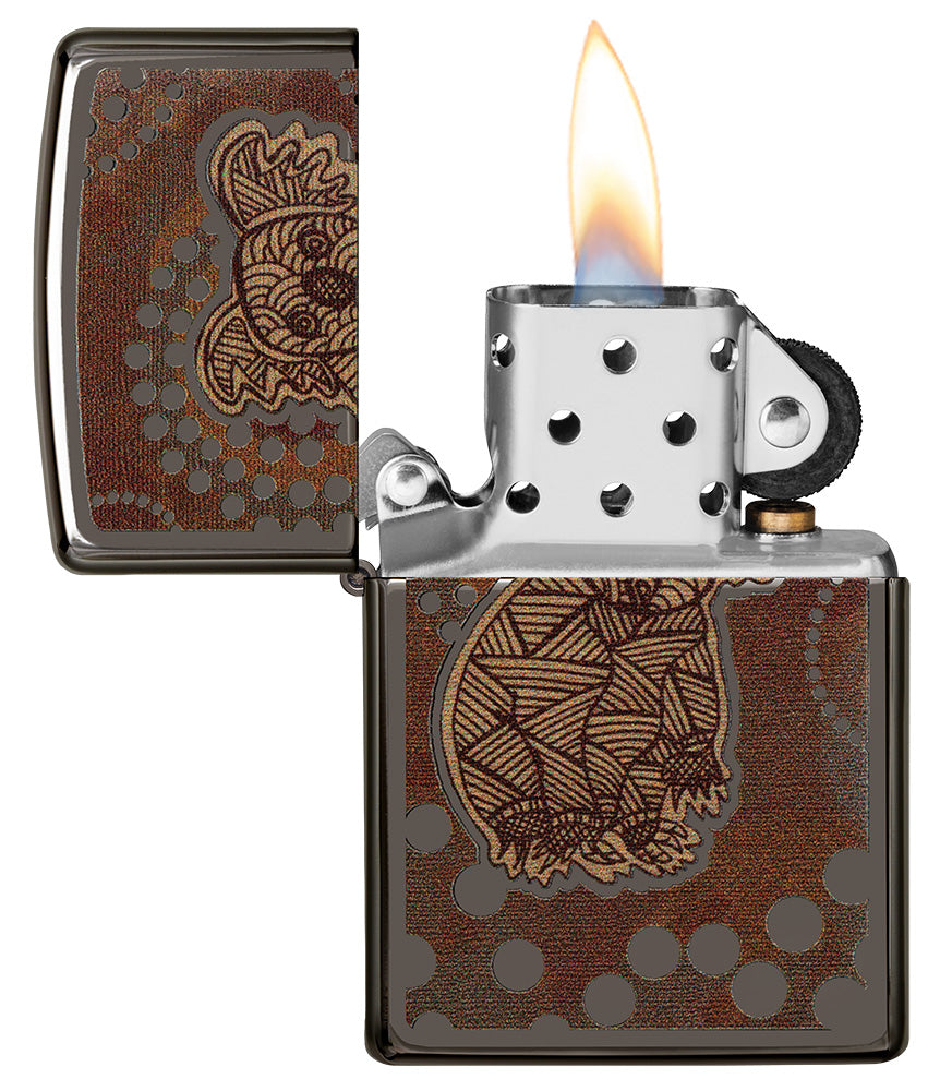 Zippo aansteker vooraanzicht Black Ice® geopend en aangestoken met gekleurde afbeelding van een koala in de stijl van Aboriginal kunst.