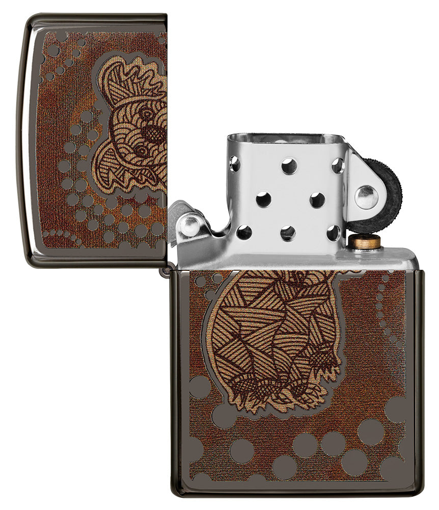 Zippo aansteker vooraanzicht Black Ice® open met gekleurde illustratie van een koala in de stijl van Aboriginal kunst.