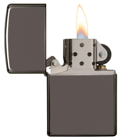 Vooraanzicht Zippo aansteker Black Ice basismodel geopend met vlam