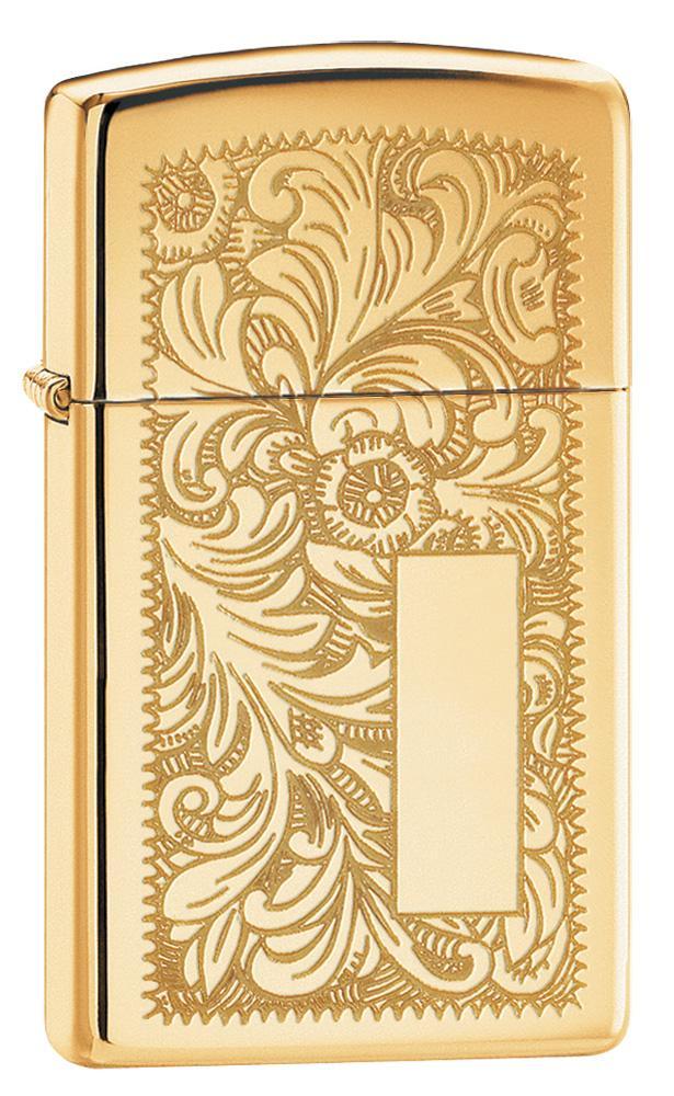 Vooraanzicht 3/4 hoek Zippo aansteker Slim Brass met Venetiaanse bloemmotief en initiaalplaatje