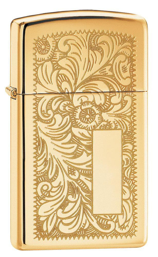 Vooraanzicht 3/4 hoek Zippo aansteker Slim Brass met Venetiaanse bloemmotief en initiaalplaatje