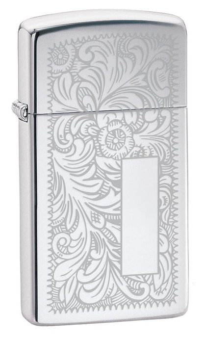 Vooraanzicht 3/4 hoek Zippo aansteker Slim Chrome Venetiaans bloemmotief met initiaalplaatje 