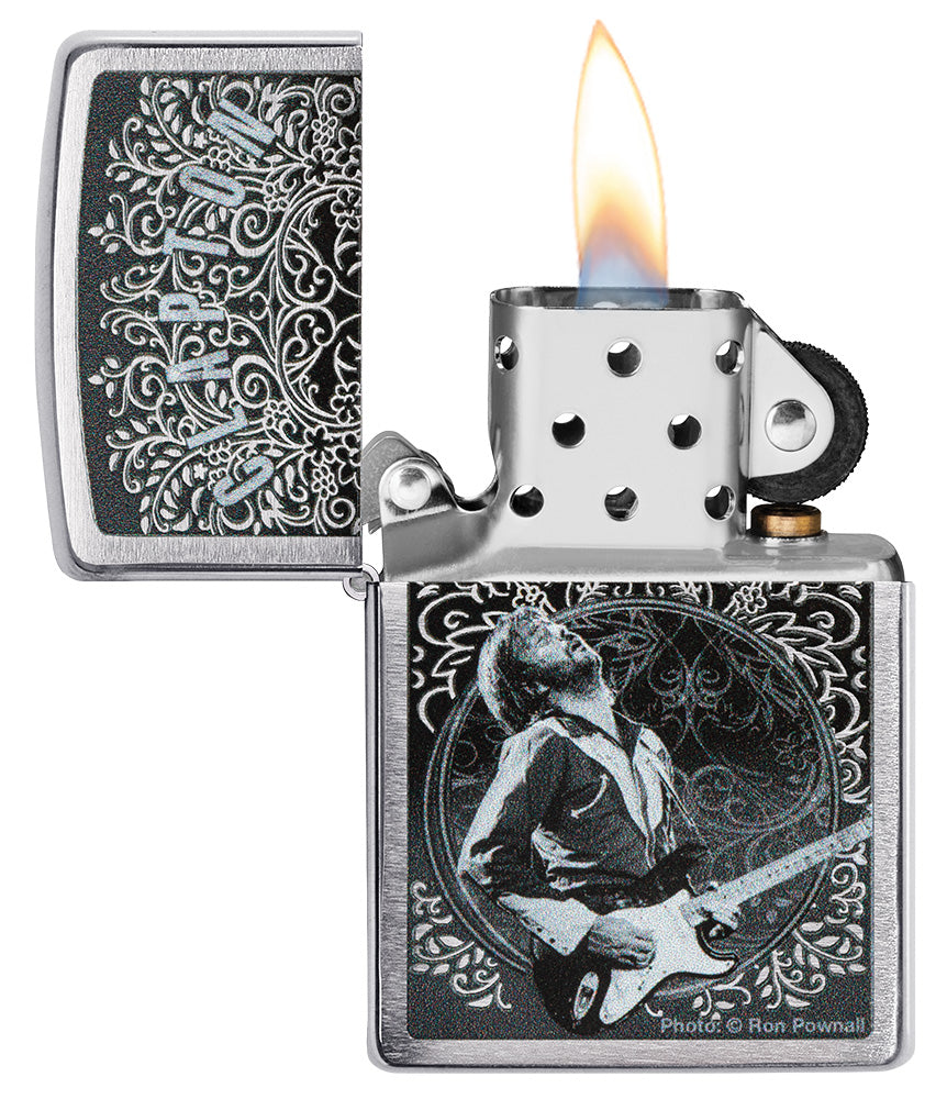 Zippo Aansteker Vooraanzicht Geborsteld Chroom, geopend en aangestoken met Eric Clapton Afbeelding door Ron Pownall