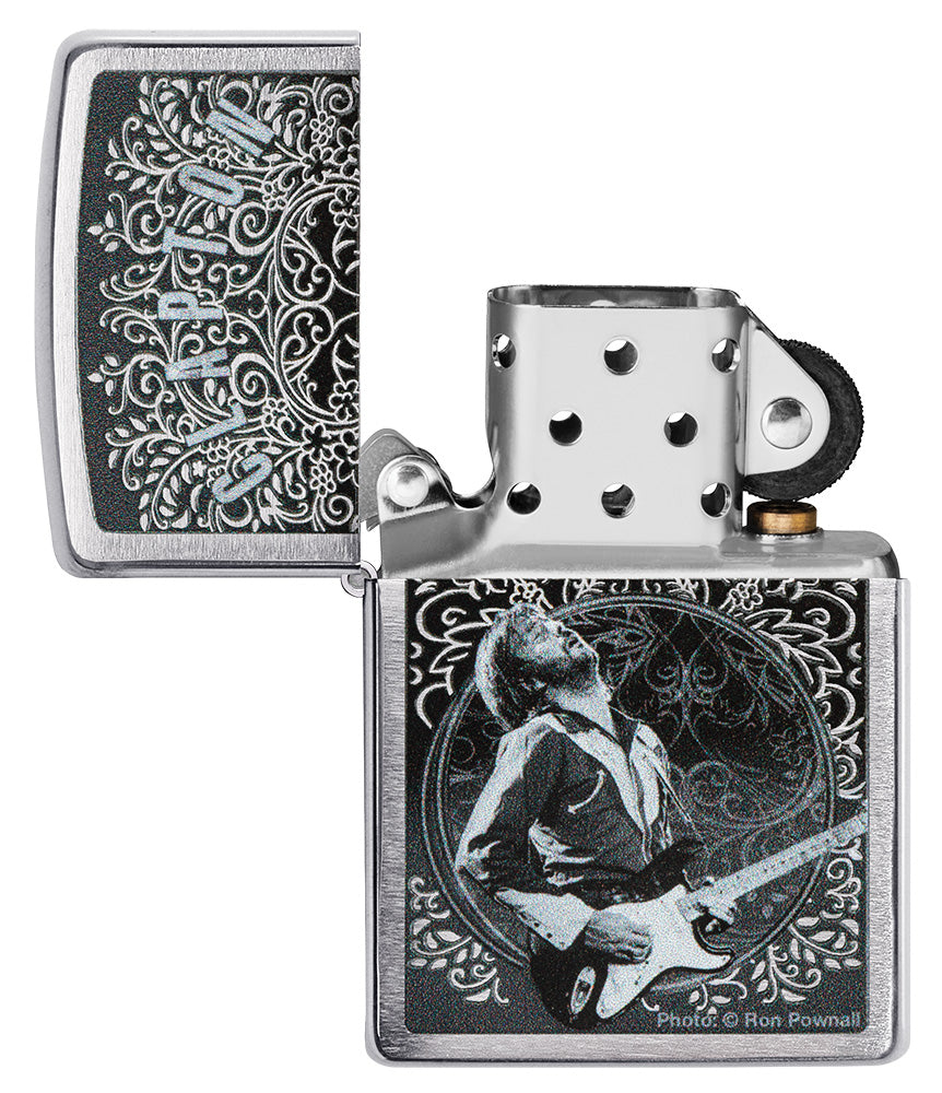 Zippo Aansteker Vooraanzicht Geborsteld Chroom Open met Eric Clapton Afbeelding door Ron Pownall