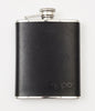 Vooraanzicht Zippo heupfles van roestvrij staal met zwart leren coating en Zippo-logo
