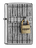 Vooraanzicht 3/4 hoek Zippo aansteker Chrome Brushed met slot embleem en klein Zippo-logo