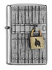 Vooraanzicht 3/4 hoek Zippo aansteker Chrome Brushed met slot embleem en kleine Zippo-vlam