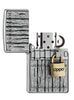 Vooraanzicht Zippo aansteker Chrome Brushed met slot embleem en klein Zippo-logo geopend