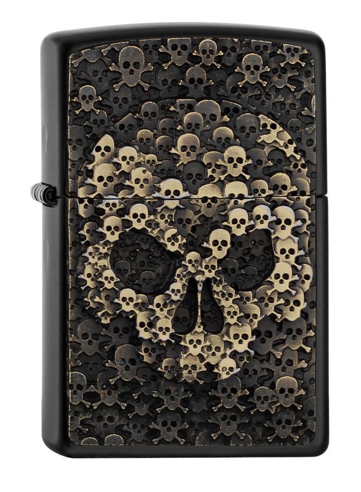 Vooraanzicht 3/4 hoek Zippo aansteker zwart doodshoofd samengesteld uit vele kleine doodshoofden embleem