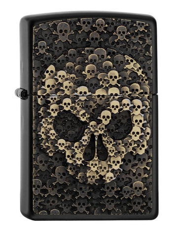 Vooraanzicht 3/4 hoek Zippo aansteker zwart doodshoofd samengesteld uit vele kleine doodshoofden embleem