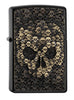 Vooraanzicht 3/4 hoek Zippo aansteker zwart doodshoofd samengesteld uit vele kleine doodshoofden embleem