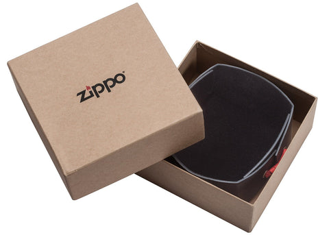 Zippo zakkenleger zwart leder met Zippo-logo en rode leren handvaten in open geschenkdoos