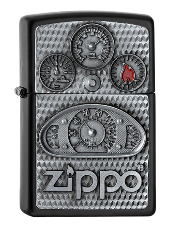 Vooraanzicht Zippo aansteker zwarte cockppit met tachometer en Zippo-logo daaronder embleem