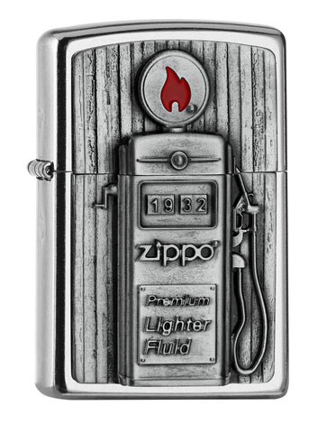 Vooraanzicht 3/4 hoek Zippo aansteker benzinepomp met Zippo vlam Embleem